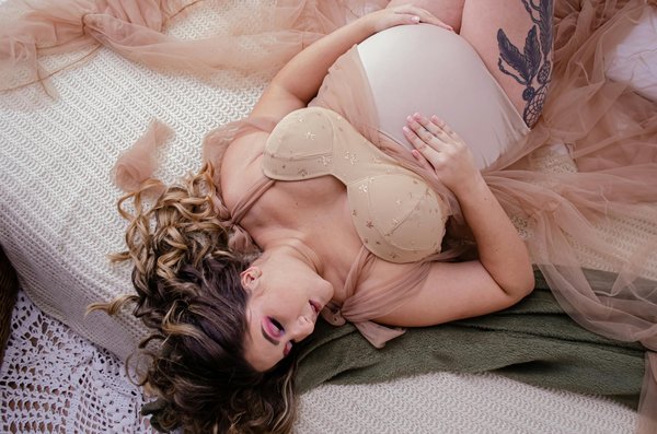 Pratiquer le yoga pour soulager le mal de dos chez les seniors : solutions et conseils